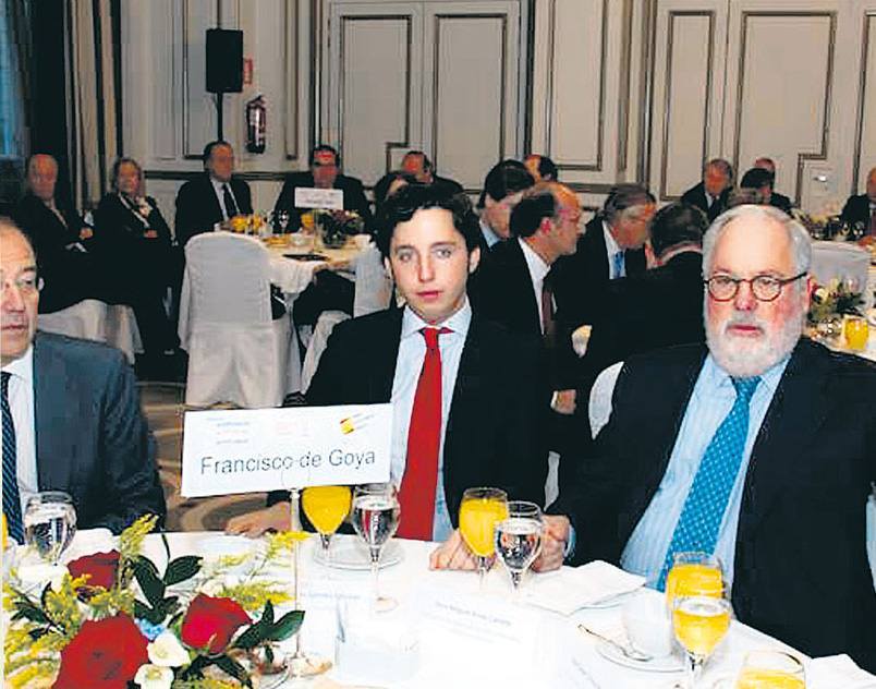 Nicolás Gómez compartiendo mesa con Arias Cañete