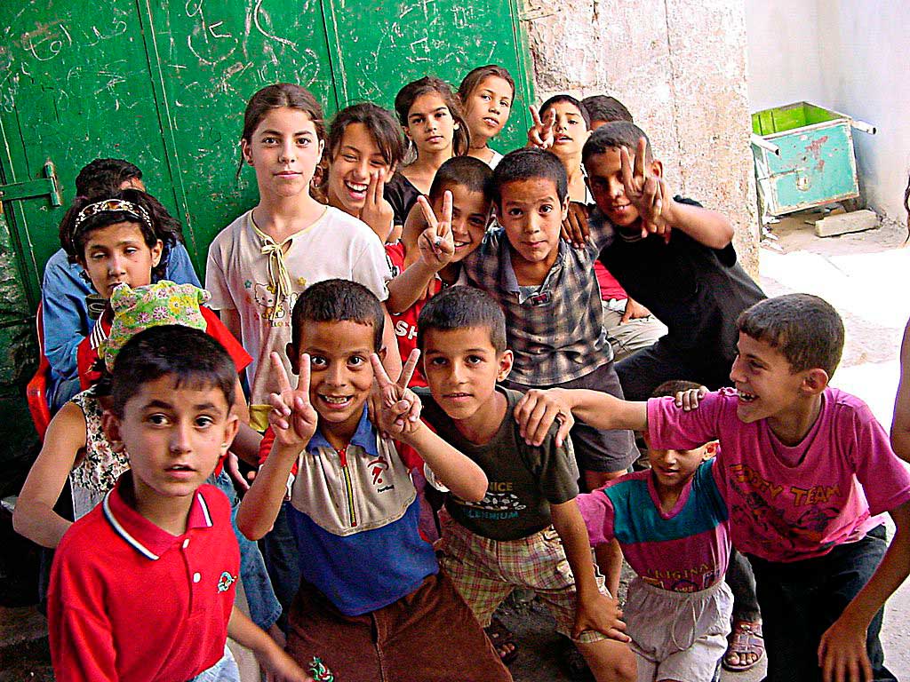Un grupo de niños palestinos en una calle de Yenin, en Cisjordania.