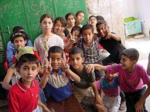 Un grupo de niños palestinos en una calle de Yenin, en Cisjordania.