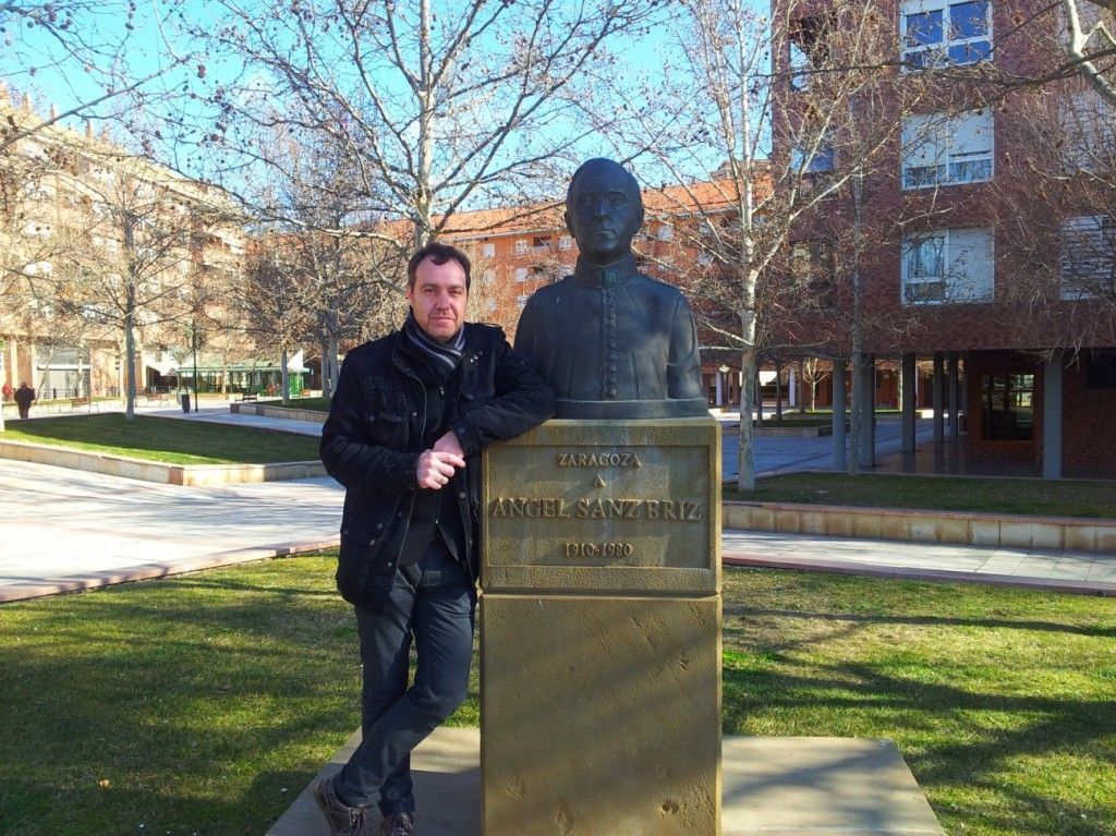 El director, Alejandro González, junto al busto de Ángel Sanz Briz en Zaragoza. Foto: Aurora Pinto.