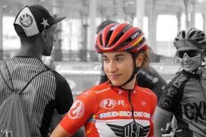 Ainara, concentrada en los instantes previos a la competición cosmopolita. Cc: RAW Cycling Mag.