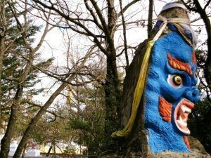 Palmen Lhamo, deidad protectora, presente a la entrada del templo.