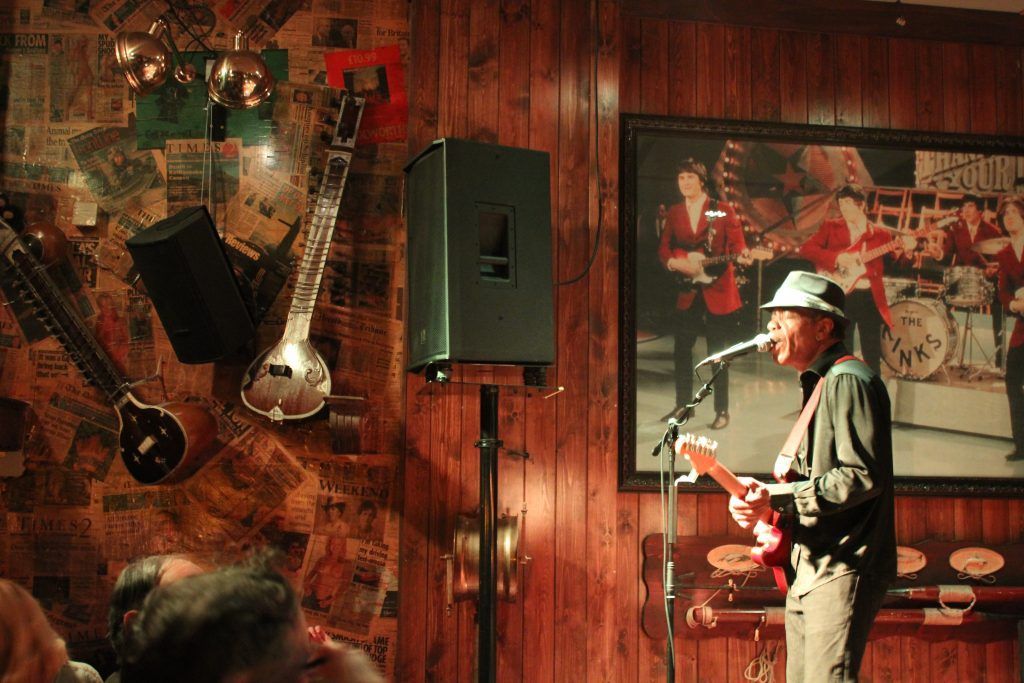 James Armstrong tocando delante de su público