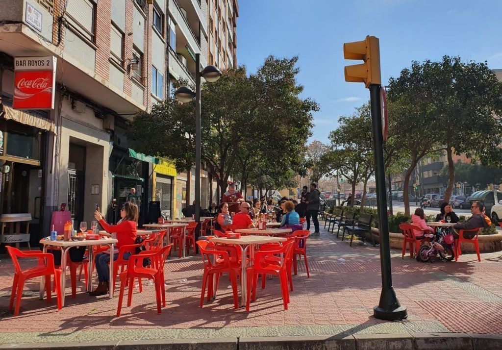El tapeo erótico en el paseo Calanda con las terrazas de los bares al sol