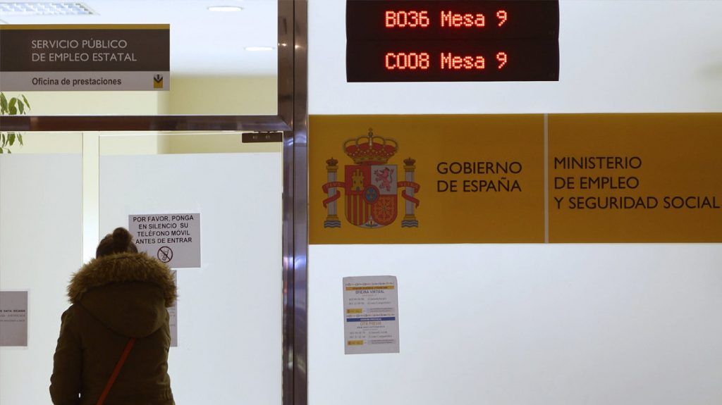 Mujer oficina de empleo