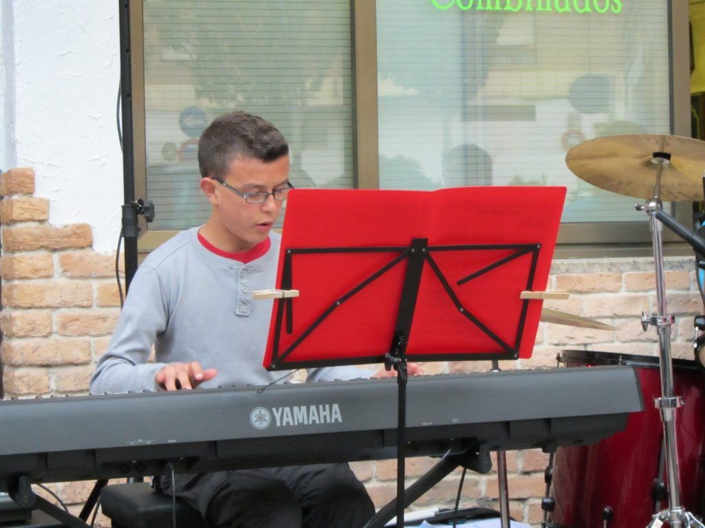 Gabriel tocando en un concierto de la primera Gira por Casetas con 12 años (2012)