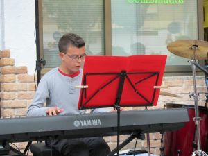 Gabriel tocando en un concierto de la primera Gira por Casetas con 12 años (2012)