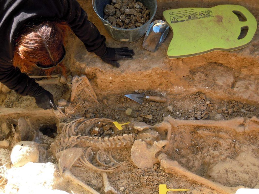 Imagen de un cuerpo encontrado en una fosa común