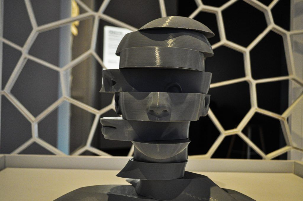 Modelo de rostro humano fabricado capa a capa por impresora 3D