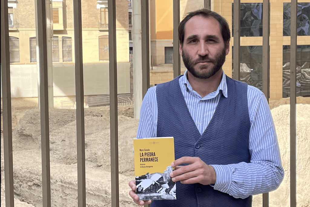 Marc Casals con su obra 'La piedra permanece' (Libros del KO)