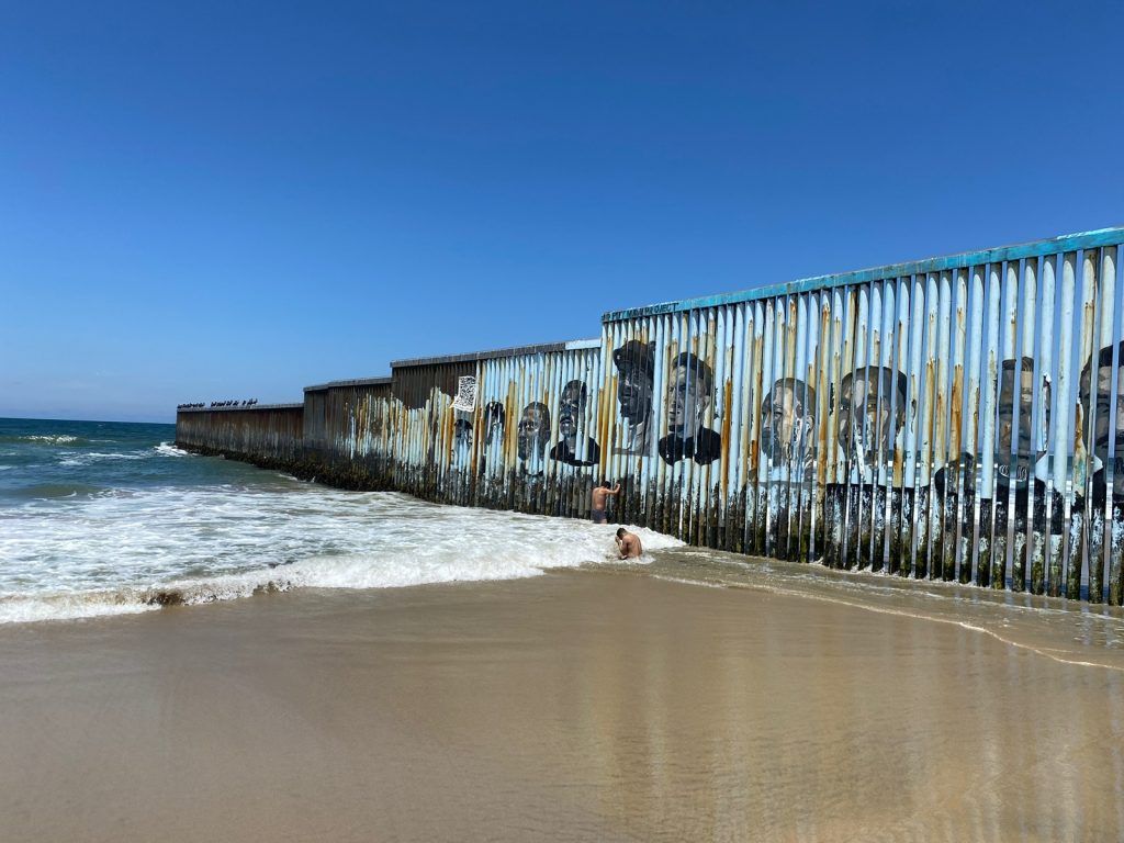 Muro de la Amistad y la Nostalgia Baja California