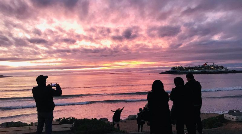 Gente fotografiando el atardecer de Ensenada
