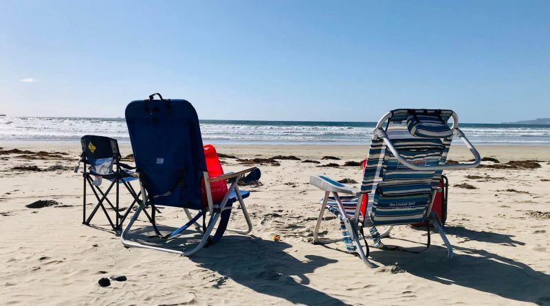 Dos sillas de playa en la playa de Ensenada