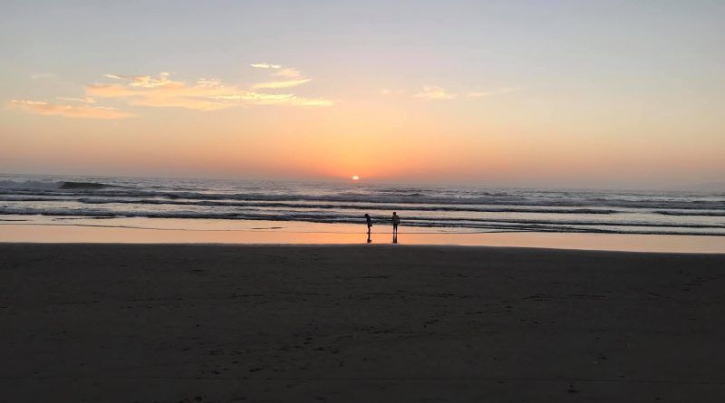 Dos niñas en la playa de Ensenada en el atardecer