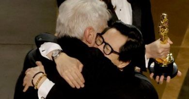 Abrazo entre Harrison Ford y Ke Huy Quan