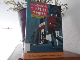 Portada del libro de “La sonrisa de los peces de piedra”. Fuente: Familia Lectora 4. 