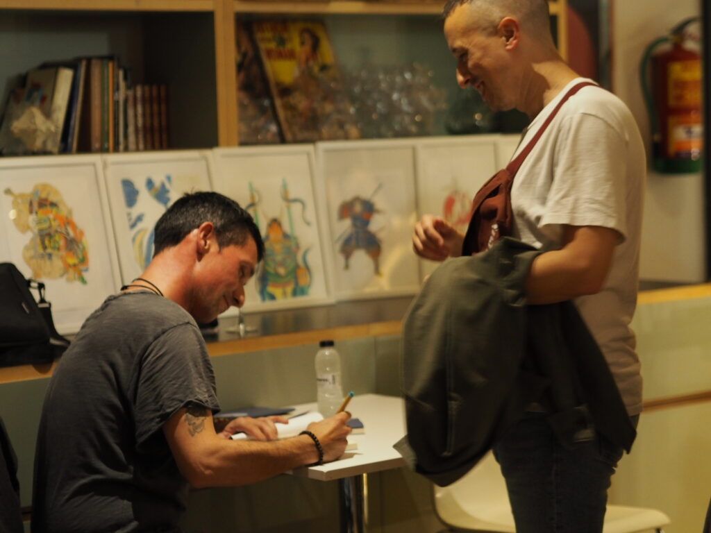 Dani Calavera firmando un ejemplar de Jan Mayen