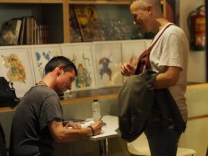 Dani Calavera firmando un ejemplar de Jan Mayen