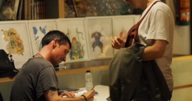 Dani Calavera firmando un ejemplar de Jan Mayen