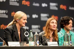 De izquierda a derecha, Noémie Merlant y Audrey Diwan