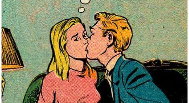 una pareja besandose