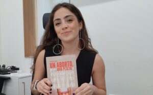 Paula Boira con su libro "Un aborto, 8000 pesetas"