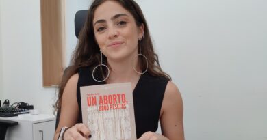 Paula Boira con su libro "Un aborto, 8000 pesetas"