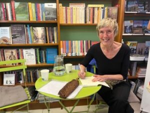 Patricia Almarcegui durante la presentación de Treinta mil dromedarios en la librería Cálamo, donde conversó sobre archivo, turismo y construcción visual de Mallorca.