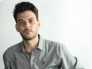 Pablo G. Lleonart, poeta y periodista cubano nacido en Matanzas en 1996, es autor de obras como Habitantes de Marte, El rumor de un lejano golpe de caballos, Casa junto a la vía del tren.