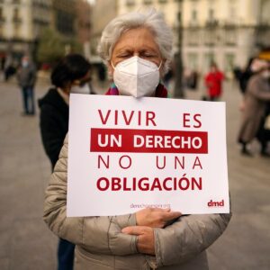 Manifestantes se concentran a favor de la aprobación de la ley de eutanasia en la Puerta del Sol en Madrid, en 2021. // Andrea Comas // Fuente: El País