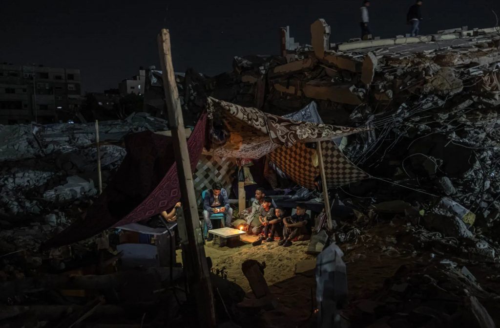 Una familia palestina se refugia tras el bombardeo de su hogar