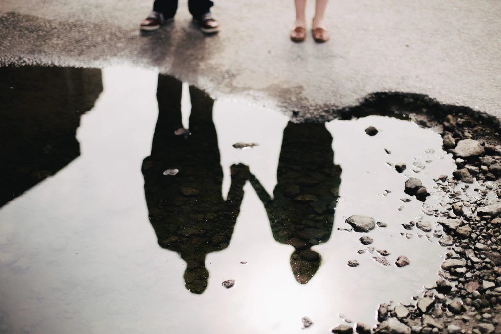 Pareja dándose la mano. Relaciones Fuente: Unsplash.