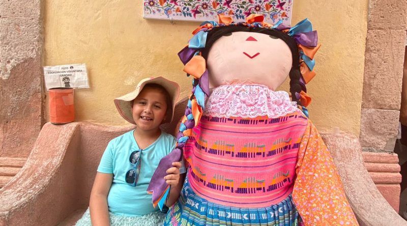 Turista en Bernal con muñeca lele