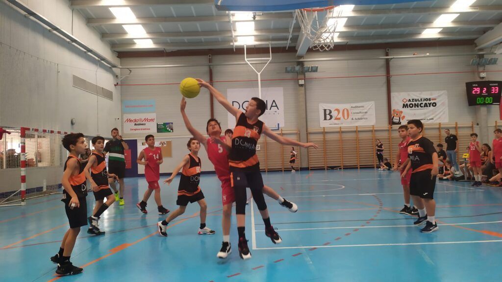 Chicos y chicas de baloncesto base