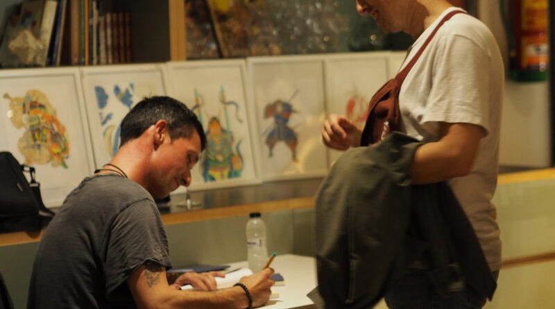Dani Calavera firmando un ejemplar de Jan Mayen