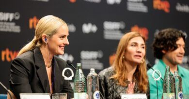 De izquierda a derecha, Noémie Merlant y Audrey Diwan