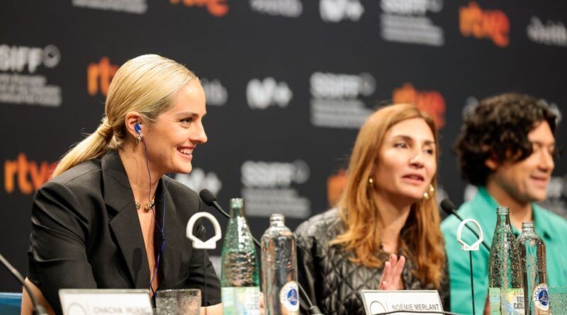 De izquierda a derecha, Noémie Merlant y Audrey Diwan