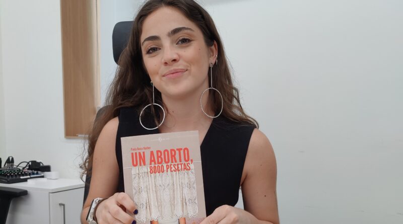 Paula Boira con su libro "Un aborto, 8000 pesetas"