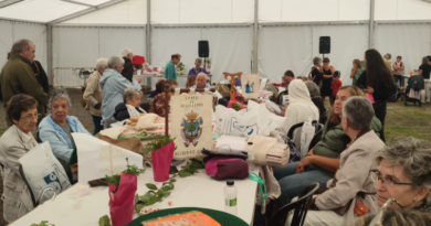 Asociación de Mujeres El Eco haciendo bolillos
