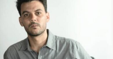 Pablo G. Lleonart, poeta y periodista cubano nacido en Matanzas en 1996, es autor de obras como Habitantes de Marte, El rumor de un lejano golpe de caballos, Casa junto a la vía del tren.