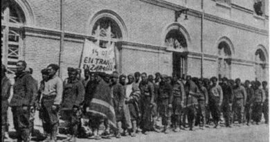 Prisioneros llegando a San Juan de Mozarrifar con un cartel que lee “Entramos en Zaragoza” el 14 de mayo de 1938