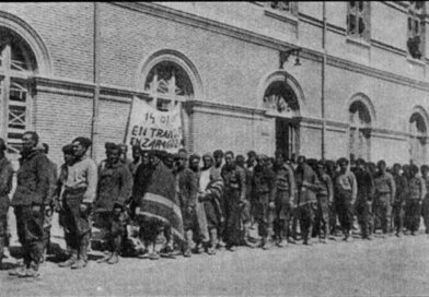 Prisioneros llegando a San Juan de Mozarrifar con un cartel que lee “Entramos en Zaragoza” el 14 de mayo de 1938